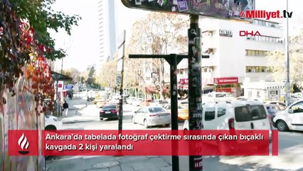 Ünlü Kızılay tabelası önünde bıçaklı kavga: 2 yaralı! Aldırış etmeden fotoğraf çektirmeye devam etti