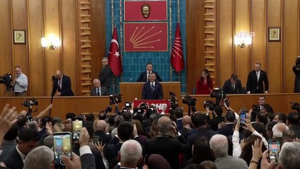 Gelecek Partisi'nden istifa eden Doğan Demir CHP'ye katıldı: Rozetini Özgür Özel taktı