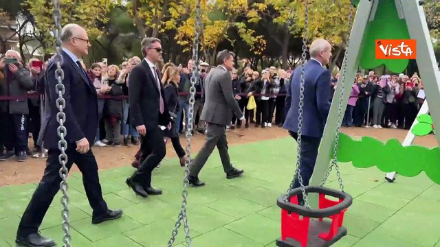 Verdone sindaco per un giorno inaugura area giochi a Villa Gordiani e pianta albero con Gualtieri