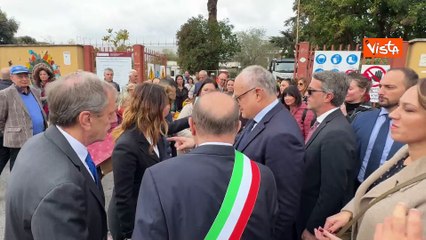 Verdone "sindaco" visita scuola danneggiata da esplosione Via Gordiani con caschetto in testa