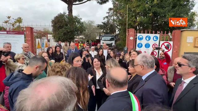 Verdone sindaco visita scuola danneggiata da esplosione Via Gordiani con caschetto in testa