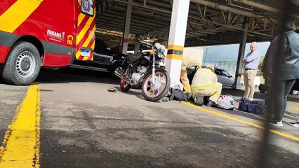 Motociclista bate contra pilar ao tentar acessar estacionamento