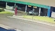 Vídeo mostra motociclista atingido poste ao acessar estacionamento