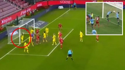 Cosa succede qui? Fallo di mano assurdo... alla Suarez!