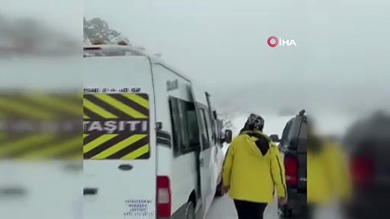 Ağrı Dağı’nda kar yağışına rağmen 27 dağcı tırmanışa geçti