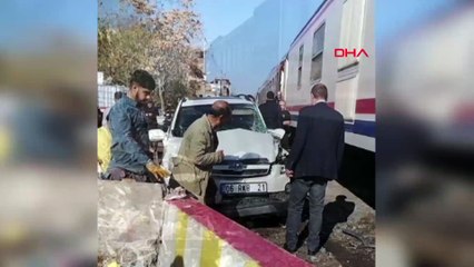 Yük treni, hemzemin geçitte otomobile çarptı; sürücü kaçtı