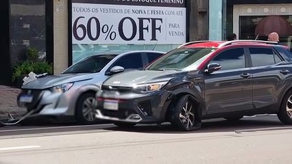 Carros batem no Centro de Cascavel e faixa é interditada