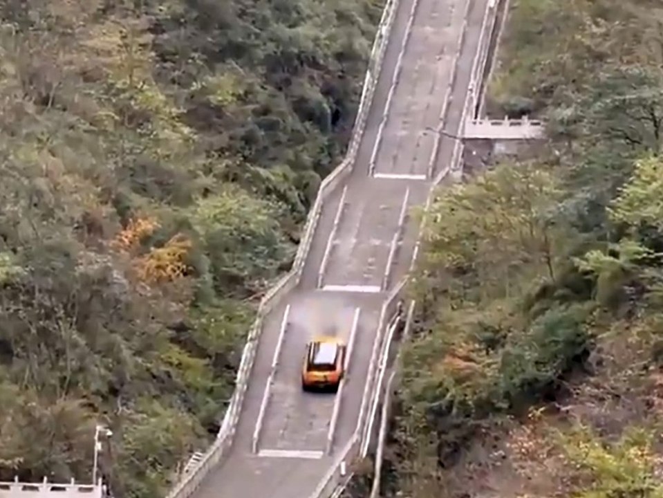 Verpatzter werbe-stunt: auto kracht in mauer