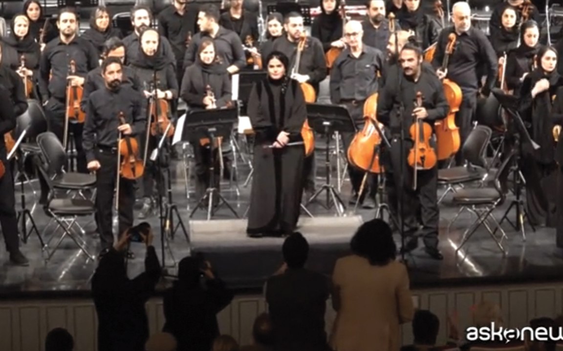 Donna, musica, libertà: la storia di Paniz Faryussefi, prima direttrice d'orchestra in Iran dal 1979
