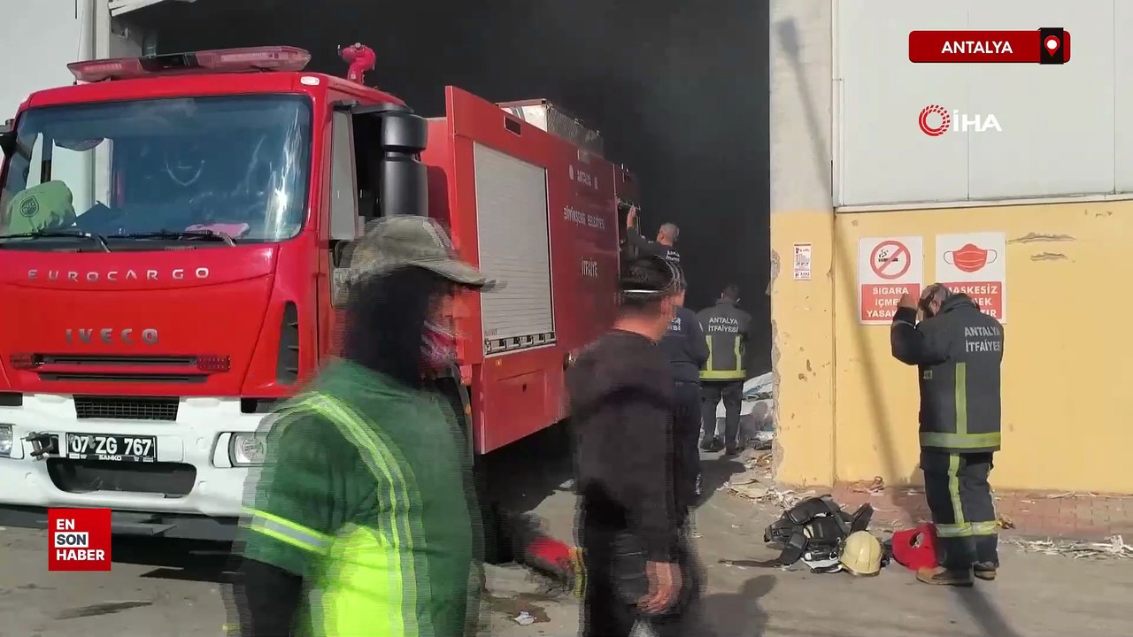 Antalya'da geri dönüşüm fabrikasındaki yangın korkuttu