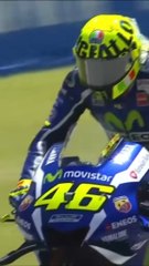 VALENTINO ROSSI : LA LÉGENDE FLUO 💛🐐Un numéro : 46Un surnom : Il DottoreUn royaume : le MotoGPValentino Rossi, c’est :🏆 9 titres de champion du monde🔥 Plus de 100 victoires🎭 Du show, des wheelings, des rivalités mythiques.