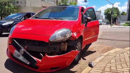 Troca de faixas termina em batida entre Fiat Toro e Punto no Centro de Cascavel
