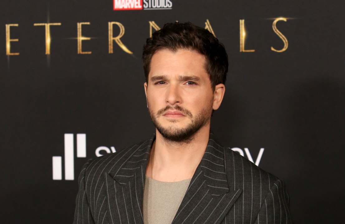 Kit Harington : l'acteur de "Game of Thrones" évoque son baiser gênant avec Sophie Turner