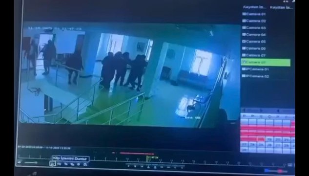 Şanlıurfa’nın Akçakale ilçesinde kan tahlili yaptırmak için aile sağlığı merkezine gelen bir hasta yakını, damar yolu bulunamayınca tartışma çıkararak iki hemşireye saldırdı.