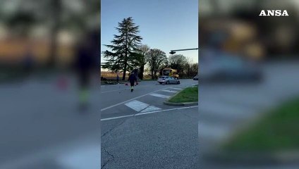 Pordenone, bus con studenti in un fosso dopo lo scontro con un'auto