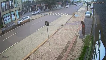 Câmera flagra momento da colisão entre Peugeot 208 e Kia Stonic no Centro de Cascavel