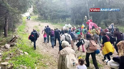 Andria: bambini marciano a Castel del Monte per chiedere la pace nel mondo