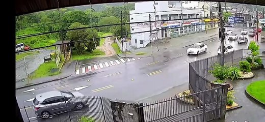 Pedestre escapa de carro desgovernado em ponto crítico de movimentada rua de Blumenau