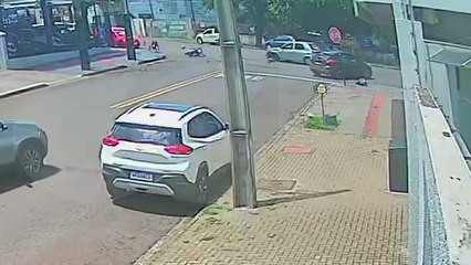 Câmera flagra momento em que motociclista é arremessado após colisão na Jacarezinho