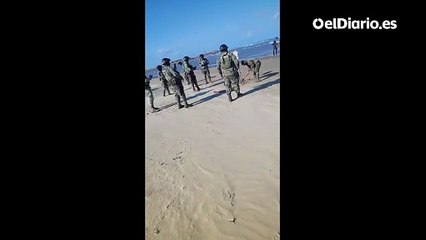 Militares mexicanos retiran los carteles de "zona restringida" colocados por estadounidenses en Playa Bagdad. Conibio Global A.C.