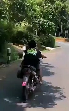 Ce motard jette un oeil en arrière... mauvaise idée