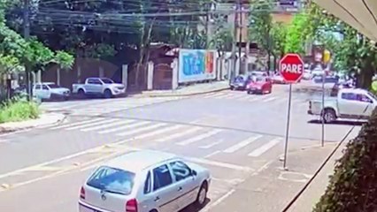 Novo ângulo de câmera revela detalhes da colisão entre Uno e Renault Oroch no Centro de Cascavel