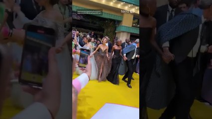 Ariana Grande é atacada por fã na estreia de Wicked em Singapura