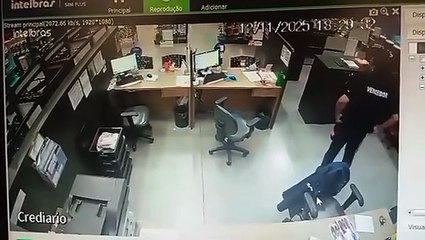 Homem é preso após colocar sêmen no sorvete da colega de trabalho