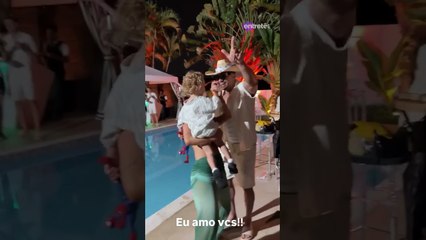 Um mês após divórcio, Tata e Cocielo se beijam em festa da influenciadora