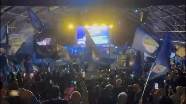 L'ingresso di Giorgia Meloni al Geox: applausi infiniti