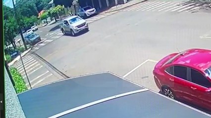 Câmera registra colisão entre Uno e Oroch no Centro de Cascavel