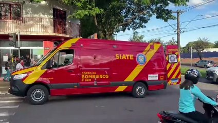 Grávida é socorrida após colisão entre carro e motocicleta em Umuarama