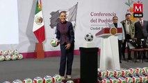Sheinbaum y su gabinete reparten balones del Mundial 2026 a reporteros