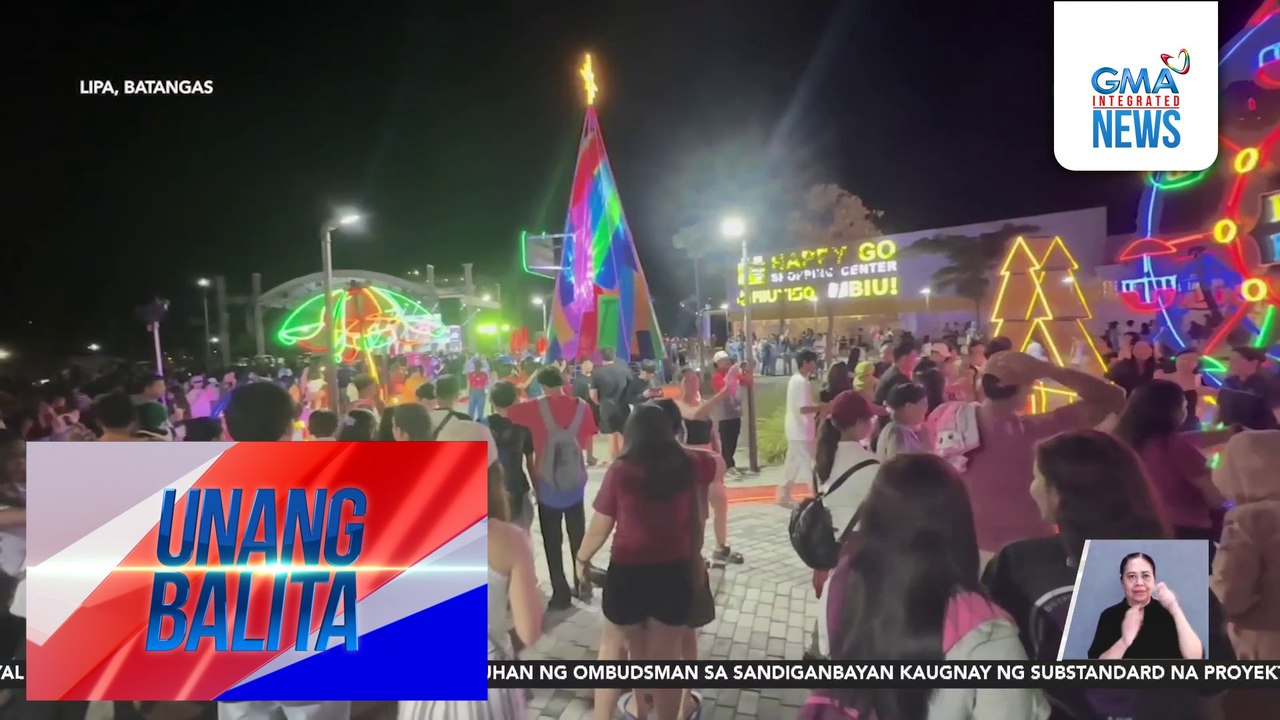 20 talampakan na Christmas tree, sentro ng Christmas display sa isang mall sa Lipa City | Unang Balita