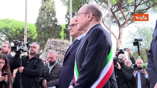 Verdone sindaco per un giorno , la banda dei Vigili suona Un sacco bello al Campidoglio