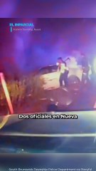 El fuego lo envolvió: Policías sacan a joven de auto en llamas