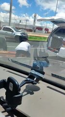 Caixão cai de carro funerário em Maringá e surpreende que passava pelo local; com vídeo