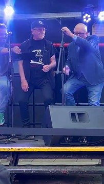 Una escultura en homenaje a León Gieco se colocó en Obras