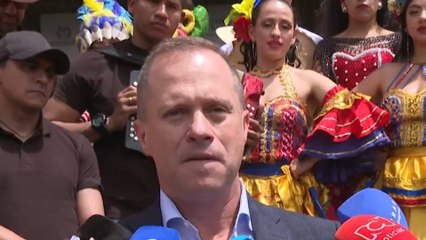 Héctor Olimpo oficializa su aspiración presidencial con la entrega de 1,7 millones de firmas