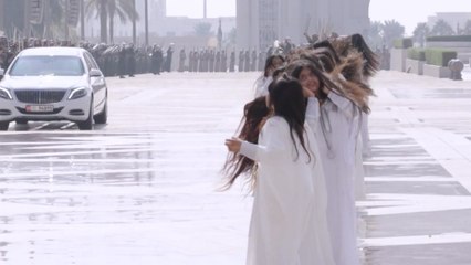 이 대통령 차량 등장하자 머리 '휙휙'...이유는? [앵커리포트] / YTN