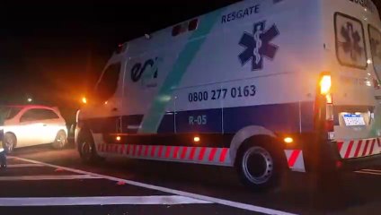 Batida entre carros interdita faixa da BR-277 e mobiliza equipes de socorro