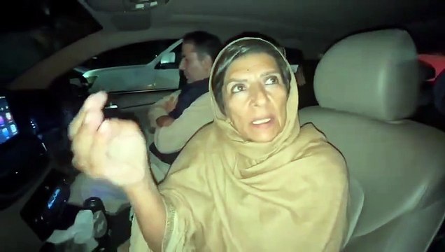 یہاں SP عورت ہے، شرم آنی چاہیے اس عورت کو، یہ عورتوں کے نام ہر دھبہ یے، اس عورت SP نے آرڈر پاس کیے اور اس کے بعد ہماری چادریں کھینچی گئیں اور ہمیں دھکے دیے گئے، علیمہ خان