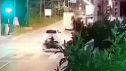 เปิดนาที หนุ่มใหญ่ขี่ จยย. พุ่งชนรถ 6 ล้อ ดับสลด ญาติเชื่อ "ของดำเข้าตัว"