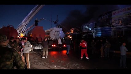 الجهد الخدمي للحشد الشعبي يساند فرق الدفاع المدني في إخماد الحريق الكبير الذي التهم المحالّ التجارية في منطقة الطالبية.