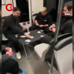 Bursa metrosunda şaşırtan görüntü Gençler masa kurup oyun oynadı