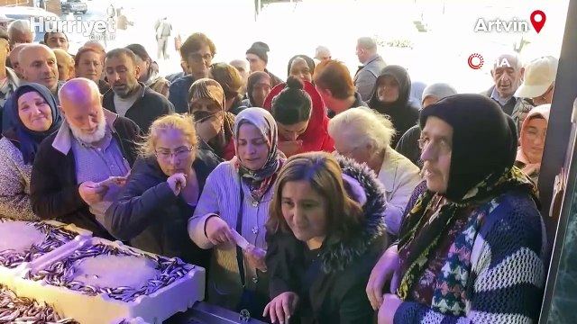 Artvin'in Hopa ilçesinde kilosu 20 liradan satılan 3 ton hamsi 2 saatte tükendi