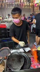 The Most Crowded Street Food Stall! What Makes Everyone Line Up
