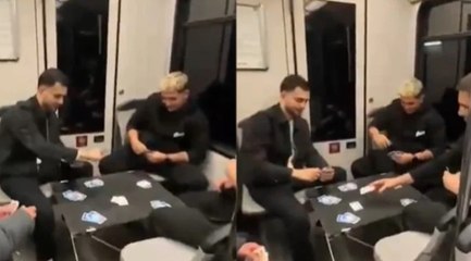 Metroyu kahvehaneye çevirdiler! Masa kurup kağıt oynadılar