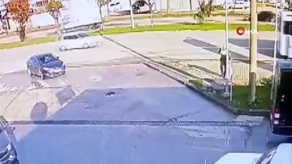 Önce köpeğe, sonra polise çarptı! Dikkatsiz sürücünün kameraya yansıyan anları
