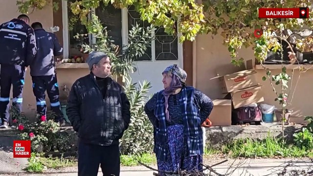 Sındırgı’da depremde ağır hasar gören binalar yıkılıyor